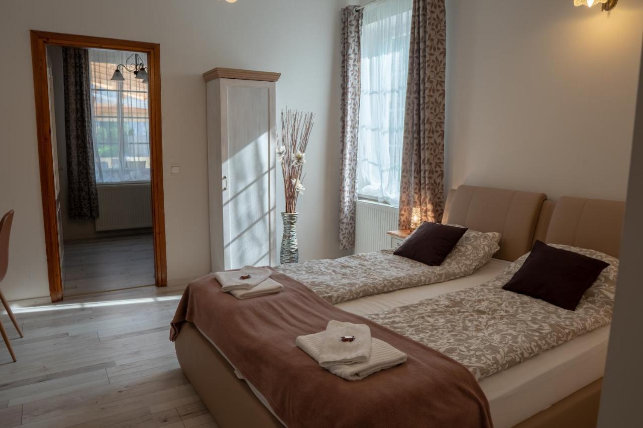 F57 - Franko Csaladi Panzio Bed and Breakfast Balatonlelle Eksteriør billede