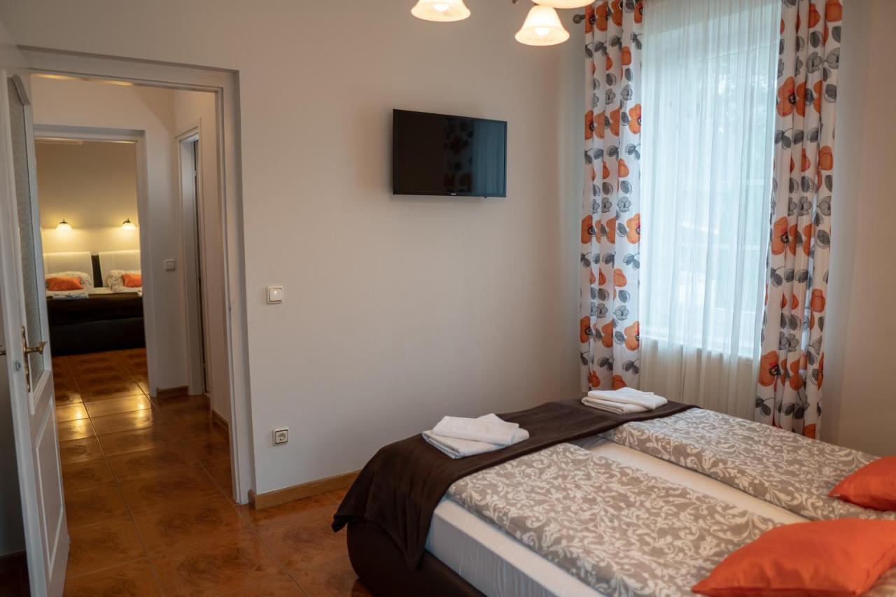 F57 - Franko Csaladi Panzio Bed and Breakfast Balatonlelle Eksteriør billede