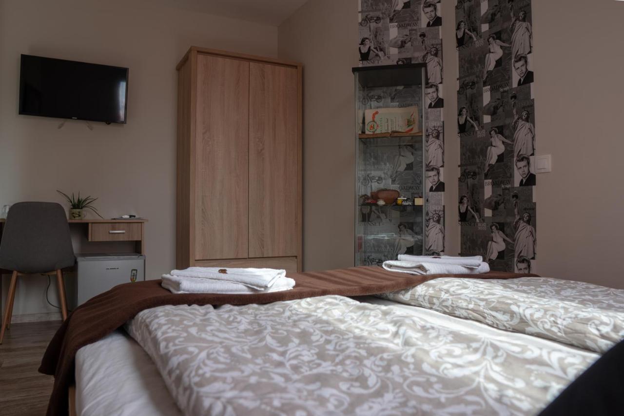 F57 - Franko Csaladi Panzio Bed and Breakfast Balatonlelle Eksteriør billede