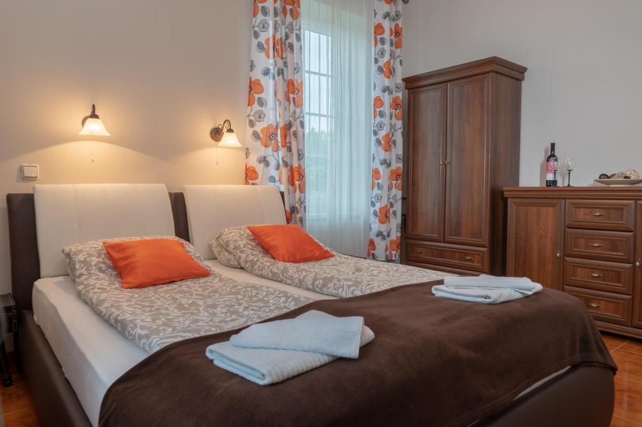 F57 - Franko Csaladi Panzio Bed and Breakfast Balatonlelle Eksteriør billede
