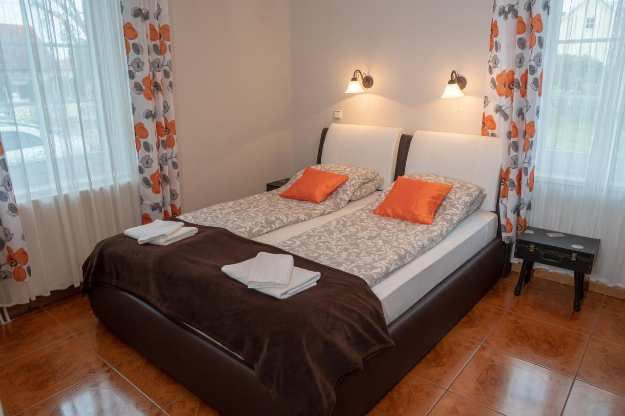 F57 - Franko Csaladi Panzio Bed and Breakfast Balatonlelle Eksteriør billede