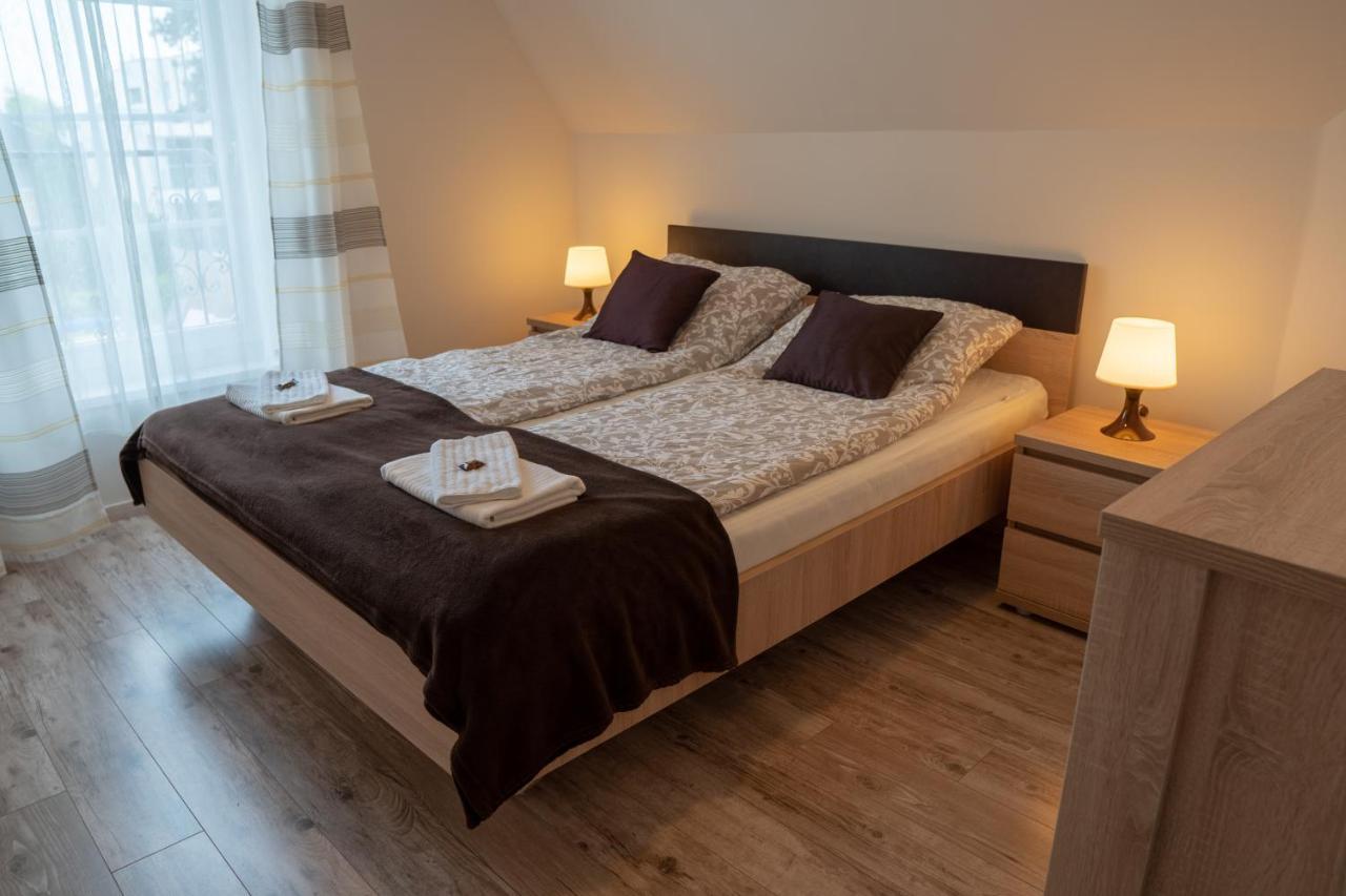 F57 - Franko Csaladi Panzio Bed and Breakfast Balatonlelle Eksteriør billede