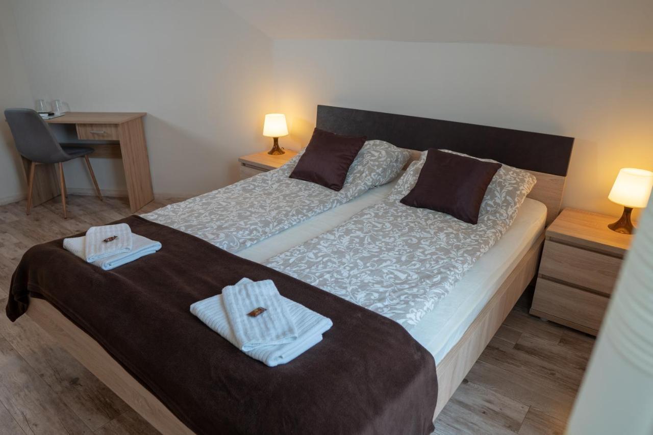 F57 - Franko Csaladi Panzio Bed and Breakfast Balatonlelle Eksteriør billede