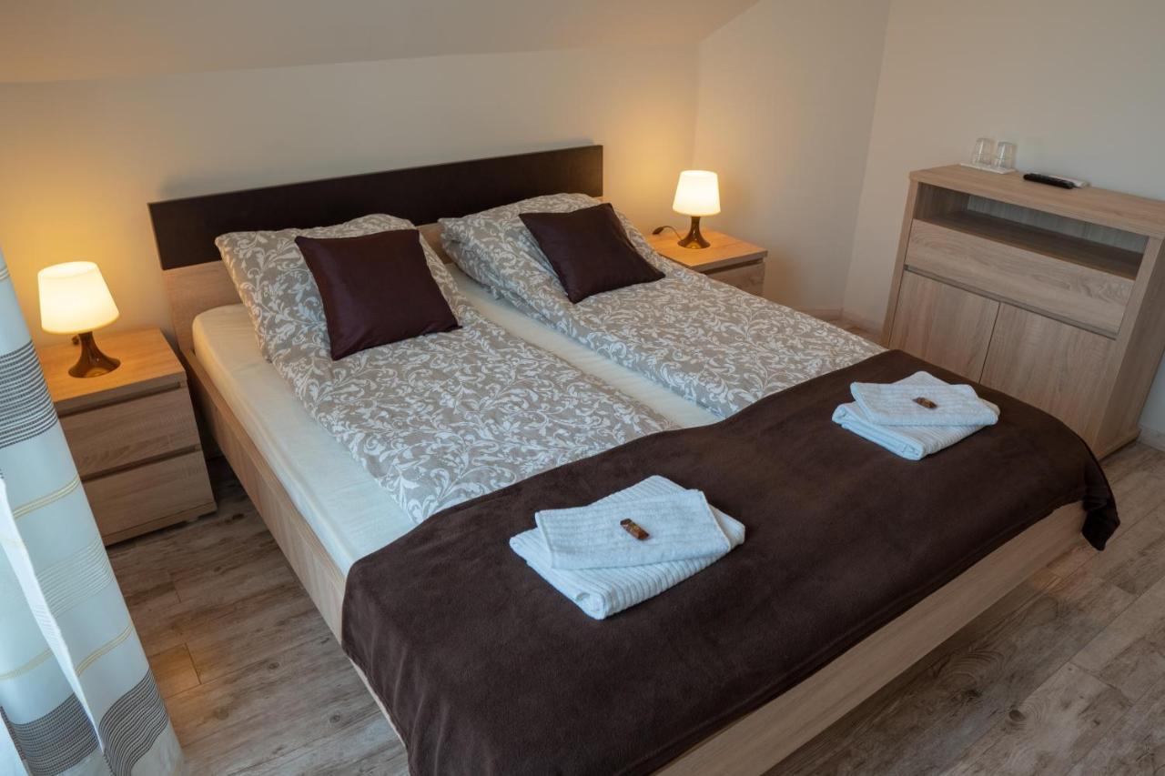 F57 - Franko Csaladi Panzio Bed and Breakfast Balatonlelle Eksteriør billede