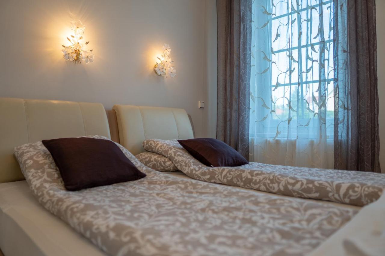 F57 - Franko Csaladi Panzio Bed and Breakfast Balatonlelle Eksteriør billede