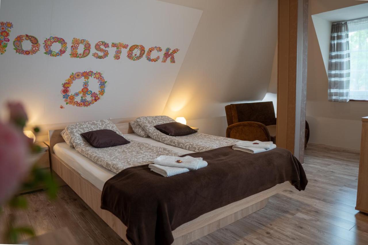F57 - Franko Csaladi Panzio Bed and Breakfast Balatonlelle Eksteriør billede