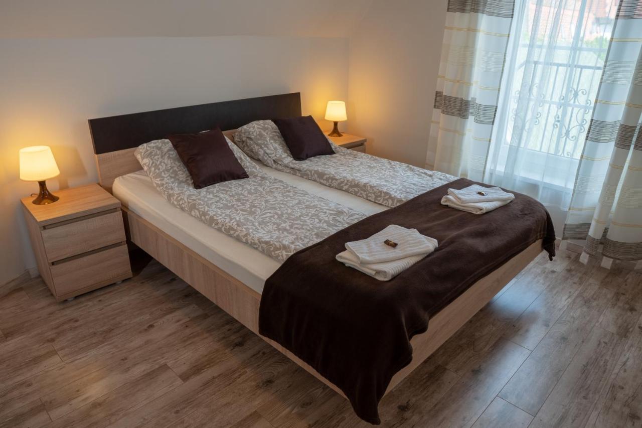F57 - Franko Csaladi Panzio Bed and Breakfast Balatonlelle Eksteriør billede